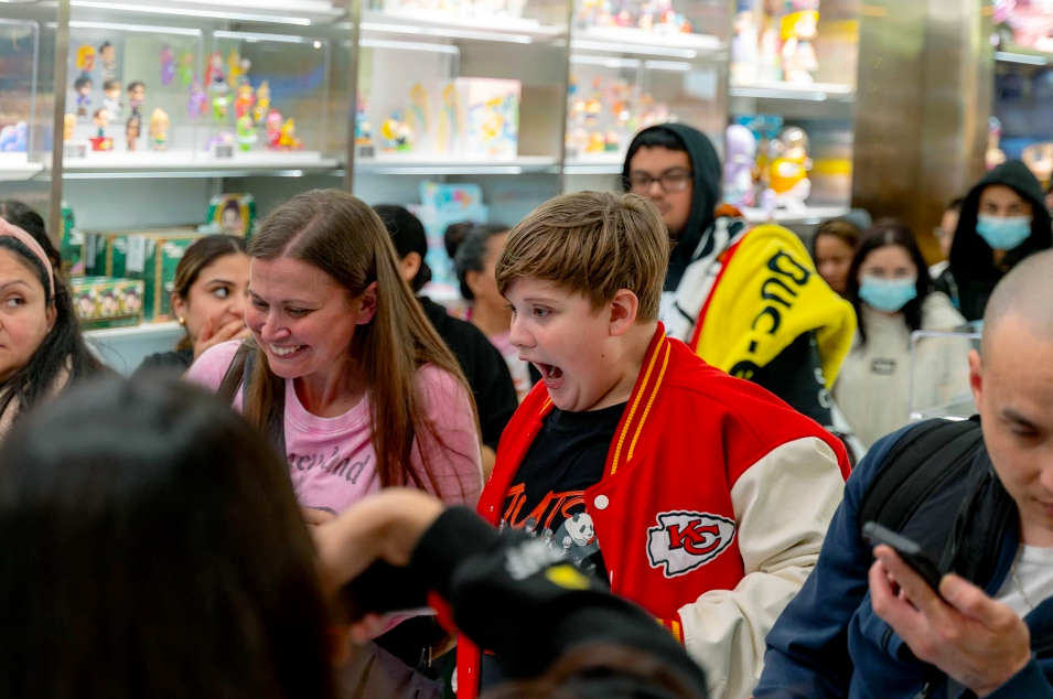 Покупатели в США выстраиваются в длинные очереди у розничных магазинов, чтобы купить Лабубу